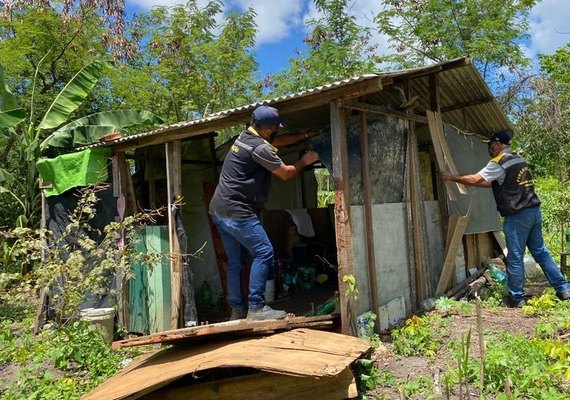 Semscs derruba quatro barracos ilegais em área verde do Parque Municipal