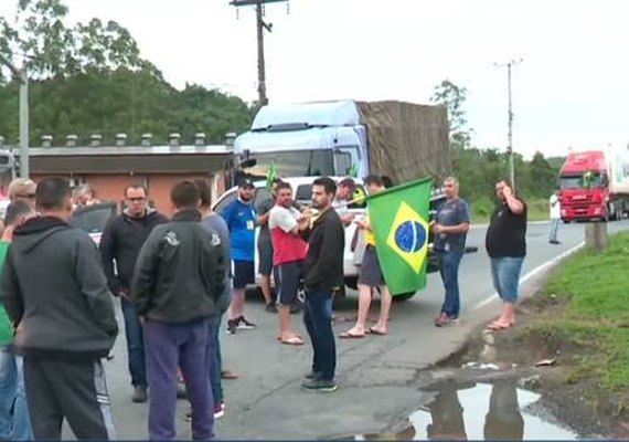 Caminhoneiros bolsonaristas fecham rodovias em 11 estados e no DF