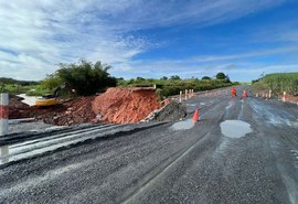 BR-101, em Novo Lino, é totalmente interditada devido a risco iminente de desabamento
