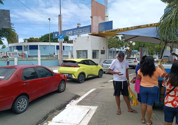 Cepa tem filas, movimento intenso e santinhos espalhados no Farol