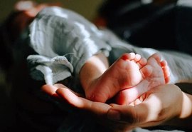 Casal gera bebê a partir de espermatozoide congelado há 26 anos
