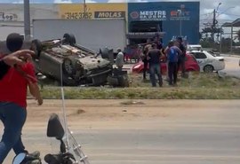 Carro capota em canteiro e preocupa motoristas na BR-104, em Rio Largo