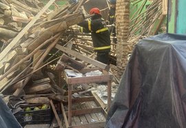 Teto de estabelecimento comercial desaba e gera tumulto em Arapiraca