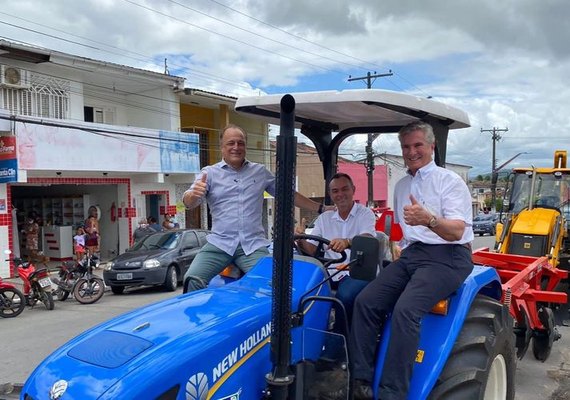 Prefeito entrega  veículos para fortalecimento da agricultura de Anadia