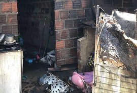 Incêndio destrói casa no Jacintinho: 'Perdi tudo', lamenta dona