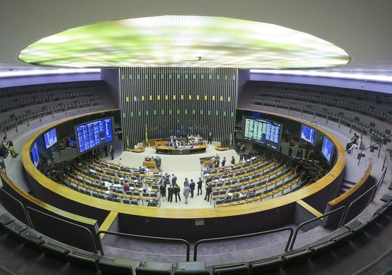 Câmara aprova em 2º turno PEC do piso salarial para enfermagem