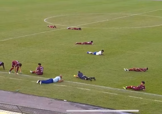 Vídeo: Enxame de abelhas invade campo e paralisa final do Baiano sub-20