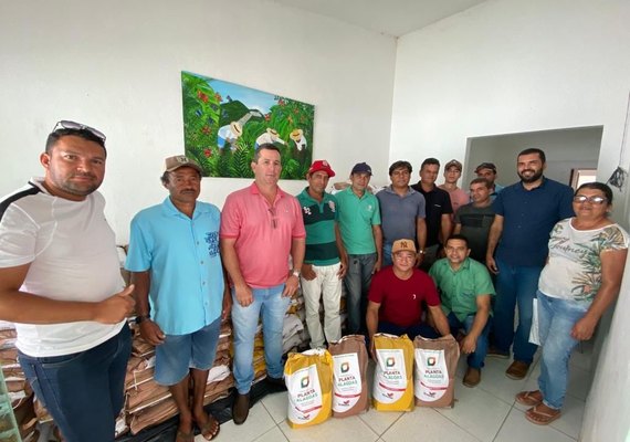 Prefeitura de Santana do Mundaú realiza distribuição de sementes para agricultores