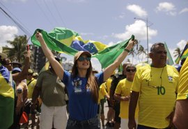 Nicole Calheiros (PSB) marca presença nas manifestações do feriado e conversa com a população