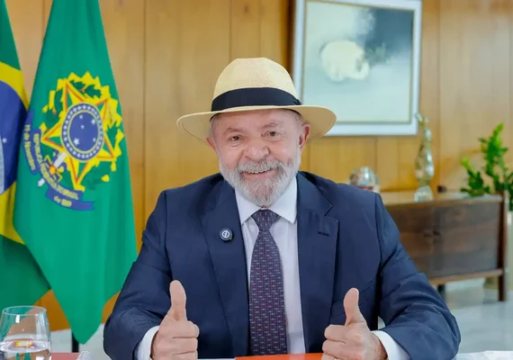 Lula faz exames de imagem da cabeça e está liberado para viagens