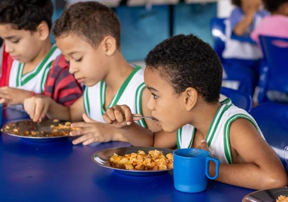 Cooperativas assinam contratos para fornecer alimentos à merenda escolar em Maceió