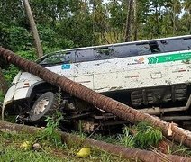 Van se envolve em acidente e deixa pessoas feridas na AL-101 Norte