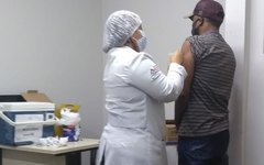 Um dos conselheiros municipais recebendo a imunização (foto enviada pelo denunciante)