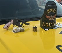 Jovem é preso com arma e drogas durante blitz em Maceió