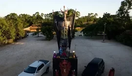 Cidade nordestina ganha estátua de 11 metros em homenagem ao diabo