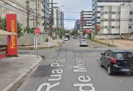 Carro capota e atinge outro veículo em esquina da Jatiúca