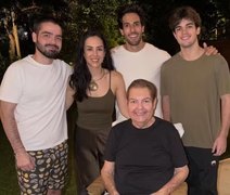 Faustão reaparece em cadeira de rodas durante festa de aniversário da filha Lara