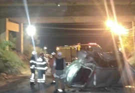 Veículo capota, cai de viaduto e deixa três crianças e um adulto feridos em Arapiraca