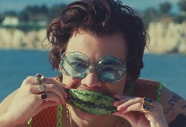 Com frutas frescas e modelos, Harry Styles lança clipe de Watermelon Sugar