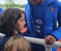 Mbappé emociona ao atender criança cega em treino da seleção francesa
