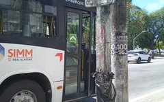 Ponto de ônibus com lixo improvisado na Fernandes Lima, em Maceió