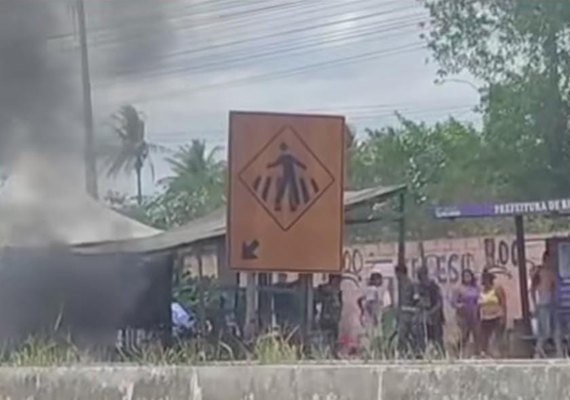Moradores de Rio Largo bloqueiam BR-104 contra falta de água