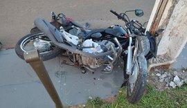 Mulher perde controle da moto, bate em poste e despenca de ribanceira