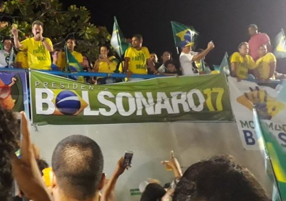 Apoiadores Ponta Verde para celebrar vitória de Bolsonaro