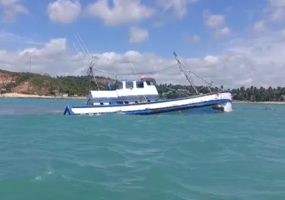 Embarcação 'pirata' afunda e deixa manchas de óleo na Praia de Japaratinga