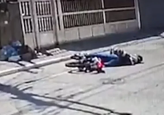 VÍDEO: após praticar roubo, menor morre ao passar mal e cair de moto