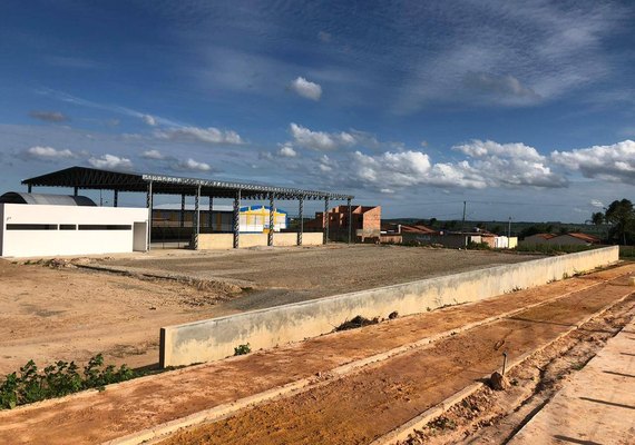 Prefeitura de Arapiraca comunica que construção da praça da juventude continua
