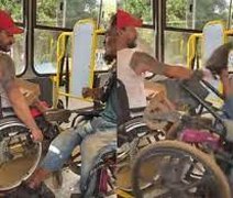 Vídeo: cadeirantes brigam dentro de ônibus e imagens viralizam nas redes sociais