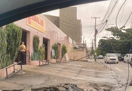 Fios desemcapados caem sob rua no bairro do Poço em Maceió