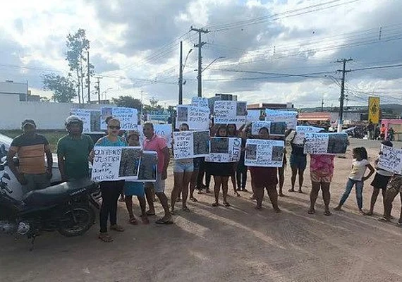 Famílias protestam após mortes de adolescentes em perseguição policial no interior de AL