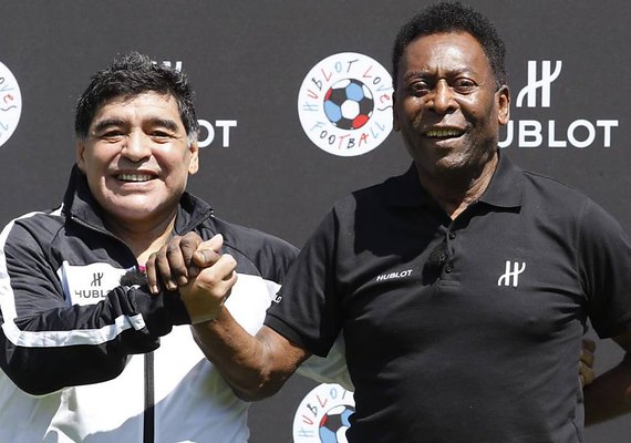 Pelé usa redes sociais para prestar homenagem a Diego Maradona