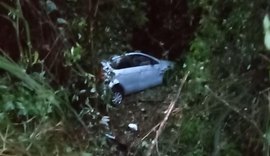 Carro cai em ribanceira e deixa quatro pessoas feridas em Passo do Camaragibe