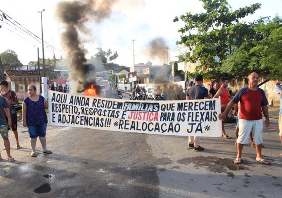 Moradores dos Flexais bloqueiam via em protesto reivindicando a realocação