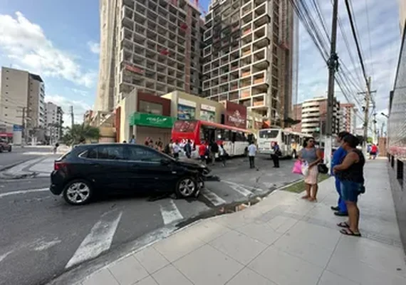 Colisão entre carro e ônibus complica trânsito na Ponta Verde nesta manhã