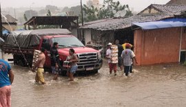 Rios transbordam após chuvas, Defesa Civil emite alerta e moradores deixam suas casas