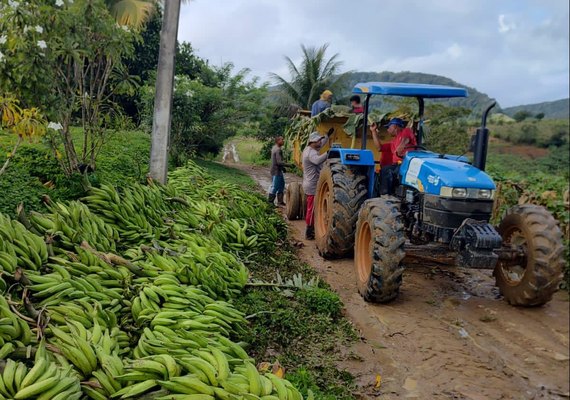 Após fortes chuvas, prefeitura disponibiliza maquinário para pequenos produtores