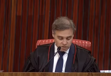Mendonça paralisa julgamento que liberaria vídeo de Lula em campanha