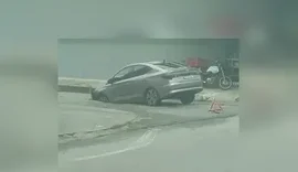 Carro cai em buraco aberto em via no bairro Clima Bom nesta terça-feira