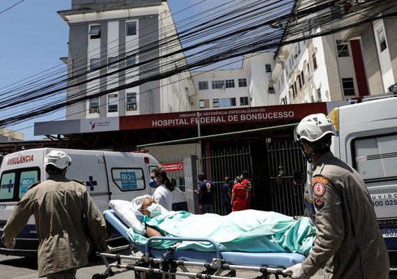 Bombeiros controlam incêndio no hospital de Bonsucesso
