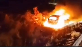 Vídeo: carro pega fogo após cair em ribanceira na AL-220, em Olivença