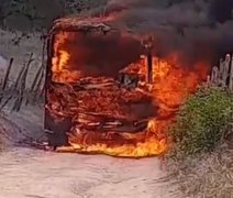 Ônibus escolar pega fogo e fica destruído em interior alagoano