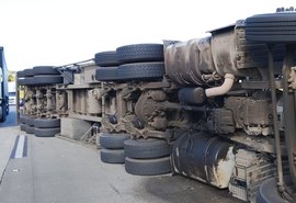 Motorista morre após carreta tombar na BR-101, em Novo Lino