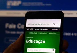 Governo adia o Enem e embaralha todo o calendário universitário de 2021