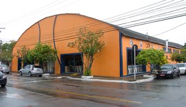 Veja o funcionamento de órgãos públicos, parques e mercados