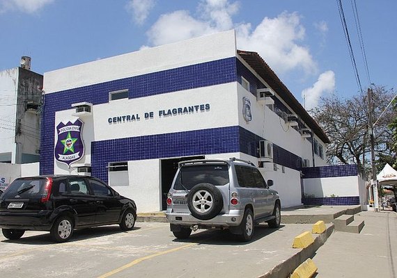 Marido ateia fogo nas pernas de sua mulher enquanto ela dormia