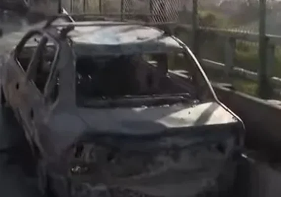 Carro incendiado provoca interdição e mobiliza equipes na ponte do Vale do Reginaldo